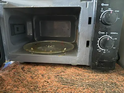 Used black decker countertop microwave oven functional available for sale in Bur Dubai Rolla street