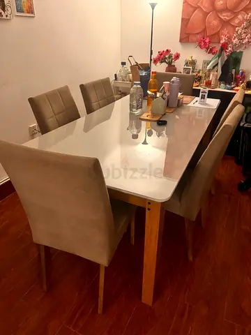6 seater Dining table in good condition