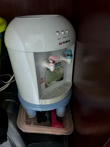 Water dispenser with water bottle