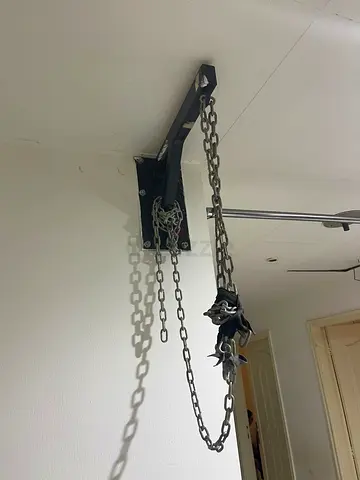 Ceiling-mounted heavy-duty chain bracket for punching bag