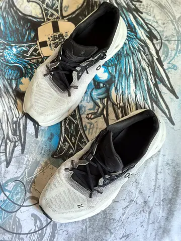 ON Cloudtilt sneakers US9.5 ,, EU43 , price is firm