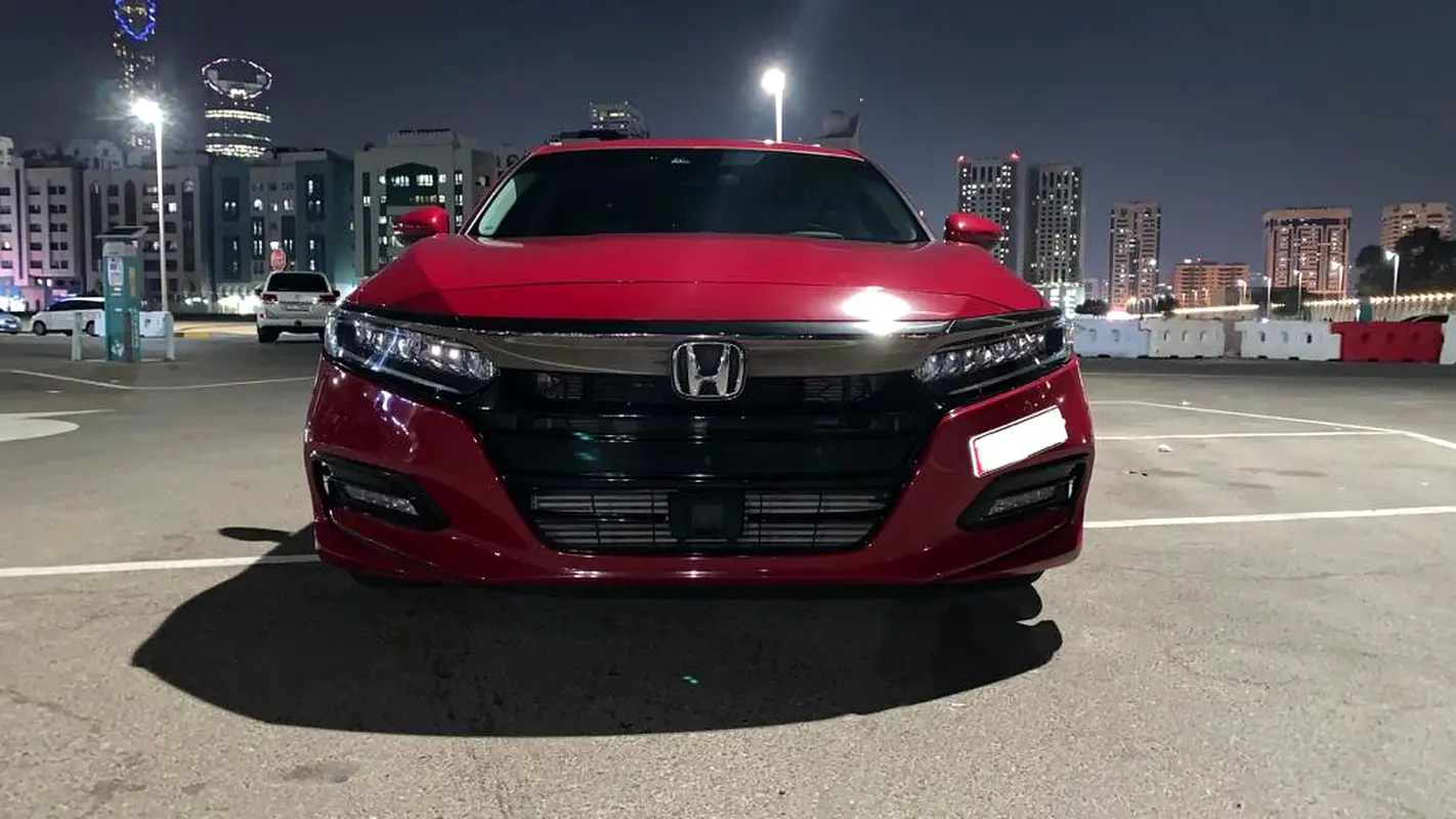 Honda Accord 2018 — photo 1 of 8