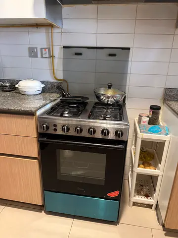 4-burner Gas Cooker with Oven - Good Working Condition