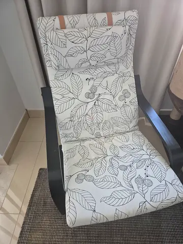 Comfortable Poäng-style Accent Chair with Leaf Print Cushion