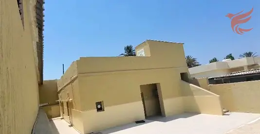 منزل مع 6 محلات للإيجار بعقد واحد