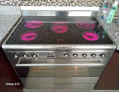 Smeg 5 Burners Full electric digital cooking range Sam like new condition 90cm