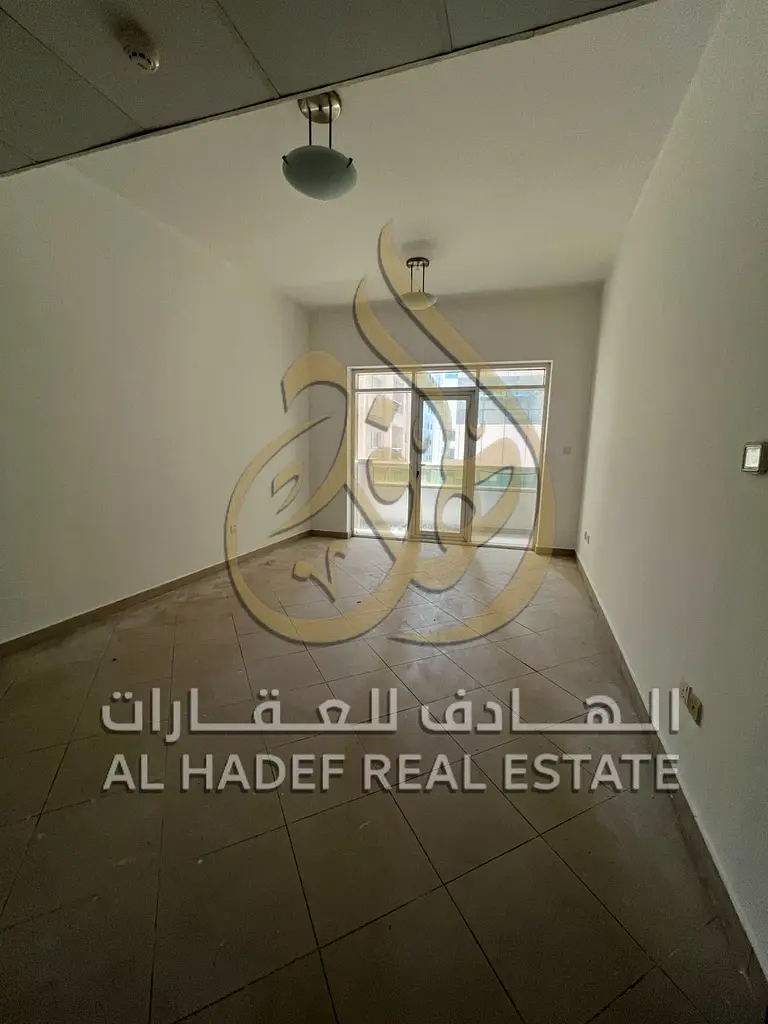 شقة غرفتين وصالة للإيجار السنوي في المجاز 1 بالشارقة | موقع مميز | تشطيب ممتاز | مساحة واسعة | قريب من الكورنيش | 4 دفعات | 48,000 درهم