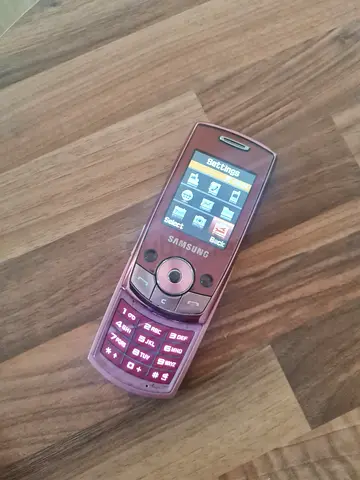 Samsung J700i retro phone