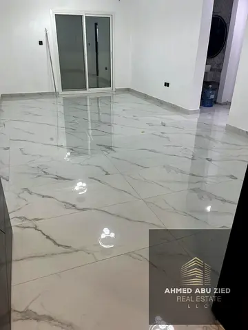 شقة مميزة غرفة و صالة للايجار السنوي في المويهات 3 - عجمان | غرفة نوم ماستر | 2 حمام | تشطيبات حديثة | موقع مميز على شارع E311 | قرب الخدمات | 4 دفعات