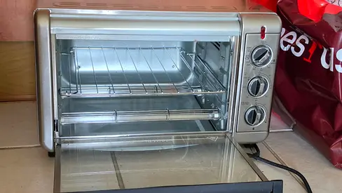 Used countertop toaster oven in working condition