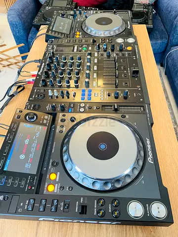Pioneer CDJ 2000 nexus PAIR with DJM 900 Nxs DJ Mixer