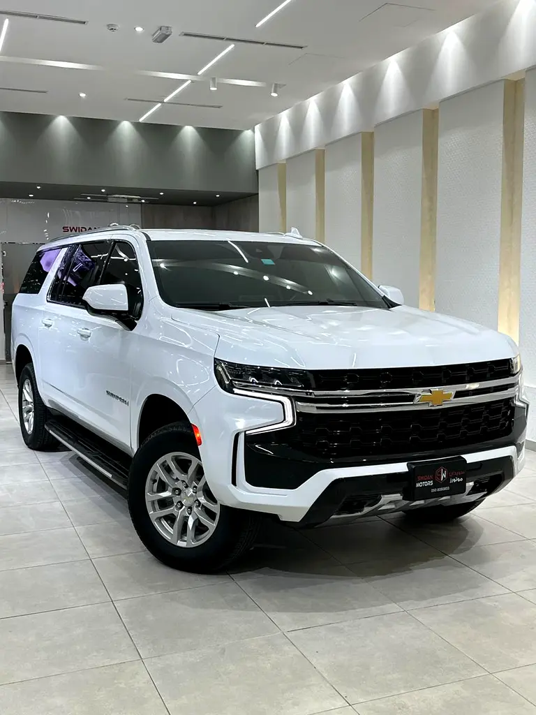 Chevrolet Suburban 2023 — photo 1 of 20