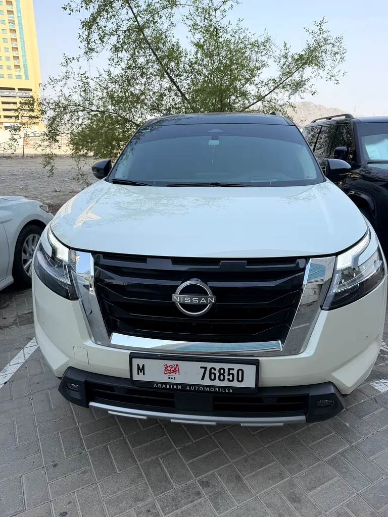 Nissan Pathfinder 2024 — photo 1 of 9