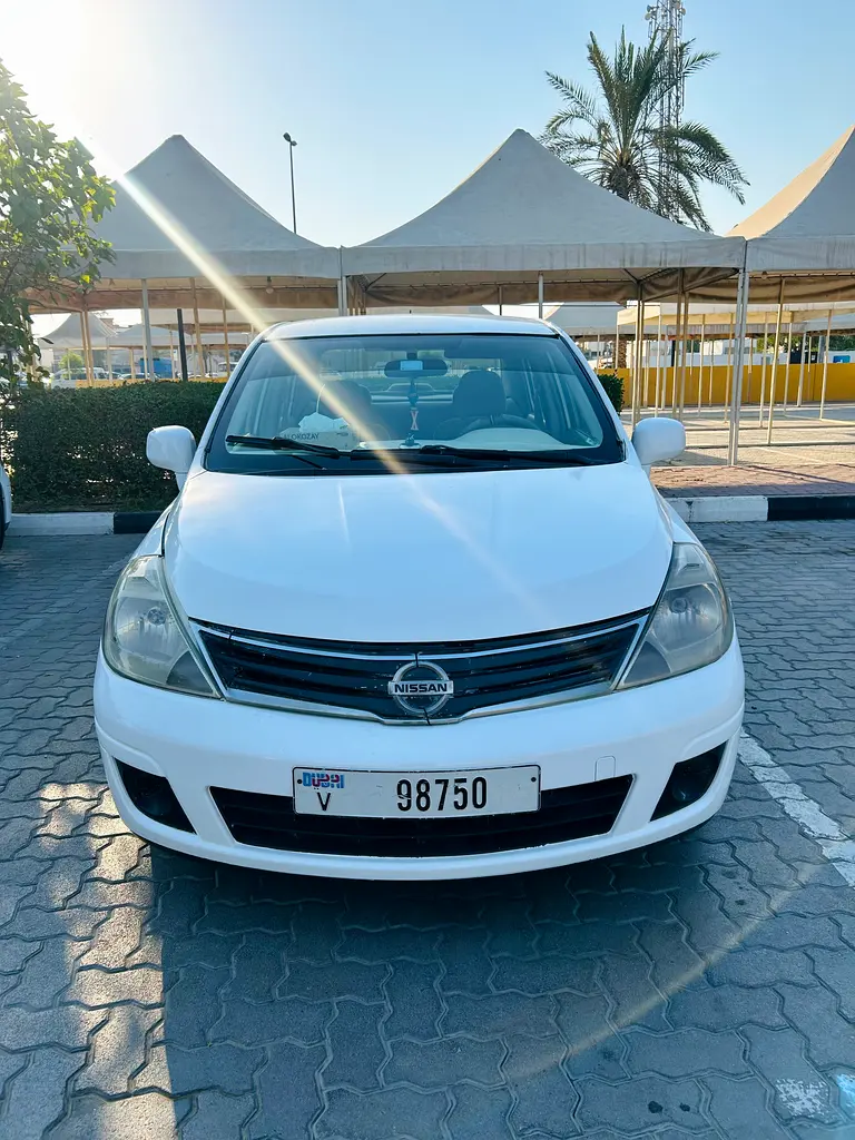 Nissan Tiida 2012 — photo 1 of 11
