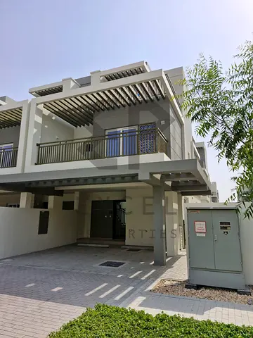 Bright 4BR Townhouse | Courtyard & Community Views | Corner Unit