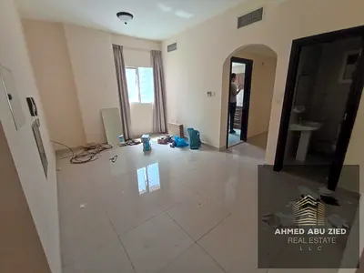 1BR apartment in Al Taawun with closed kitchen, 2 bathrooms, balcony, parking, 20 days free, near services and easy access to Dubai.