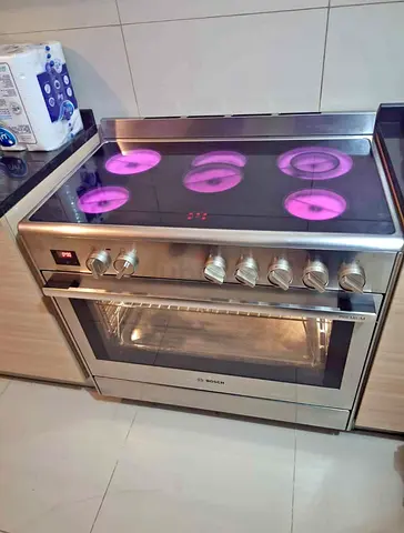 Bosch series 8 full electric digital cooking range Sam like new condition 90cm