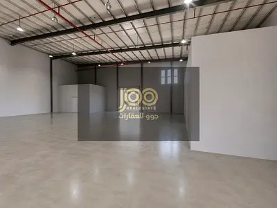 يوجد 3 غرف سكن عمال بالداخل كهرباء 100 kw لجميع النشاطات جاهز للاستلام