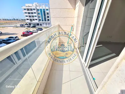 شقة واسعة مكونة من غرفتي نوم وصالة مع مطبخ قريب وشرفة