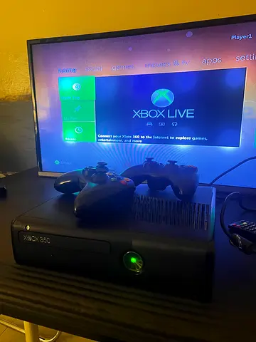 Xbox 360 (2 desc games,2 working controllers)