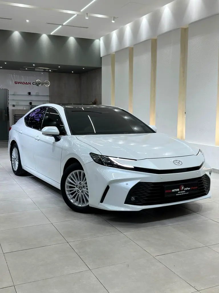 Toyota Camry 2026 — photo 1 of 20