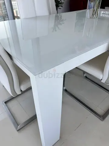 White glass top dining table with chrome legs - good condition with 6 chairs