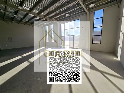 فرصة استثمارية استثنائية بتملك لمدة 20 سنة، مستودع جديد أول ساكن بمساحة 10,000 قدم مربع، قوة كهرباء 120 كيلوواط، بسعر 3,300,000 درهم، مباشرة على شارع
