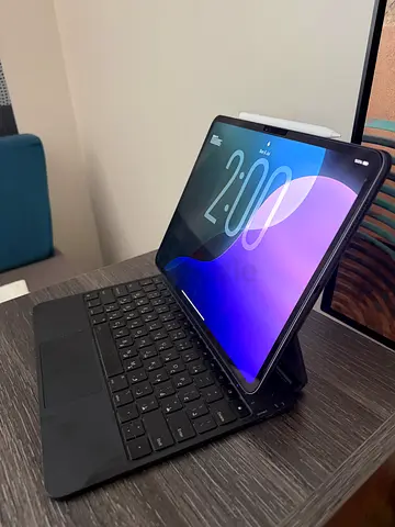 iPad Pro M4 256GB keyboard and pencil