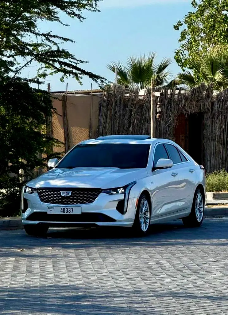 Cadillac CT4 2023 — photo 1 of 9