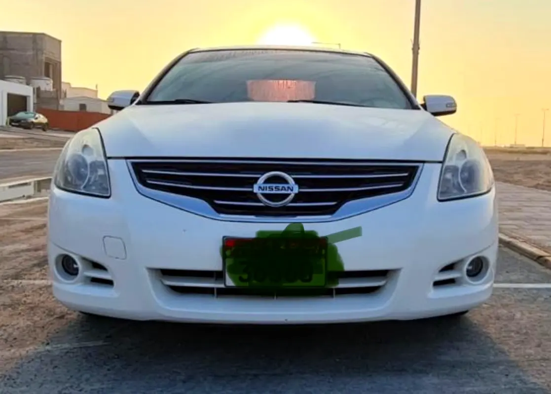 Nissan Altima 2012 — photo 1 of 4