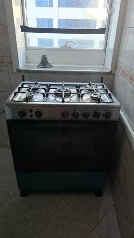 Used freestanding 4-burner gas stove with oven - functional
