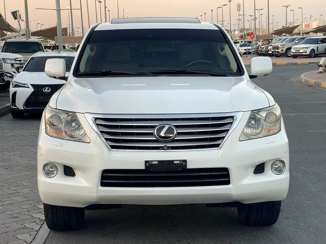 Lexus LX-Series 2010 — photo 1 of 19