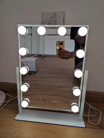 Hollywood-style vanity mirror featuring 10 detachable LED bulbs in a white frame.