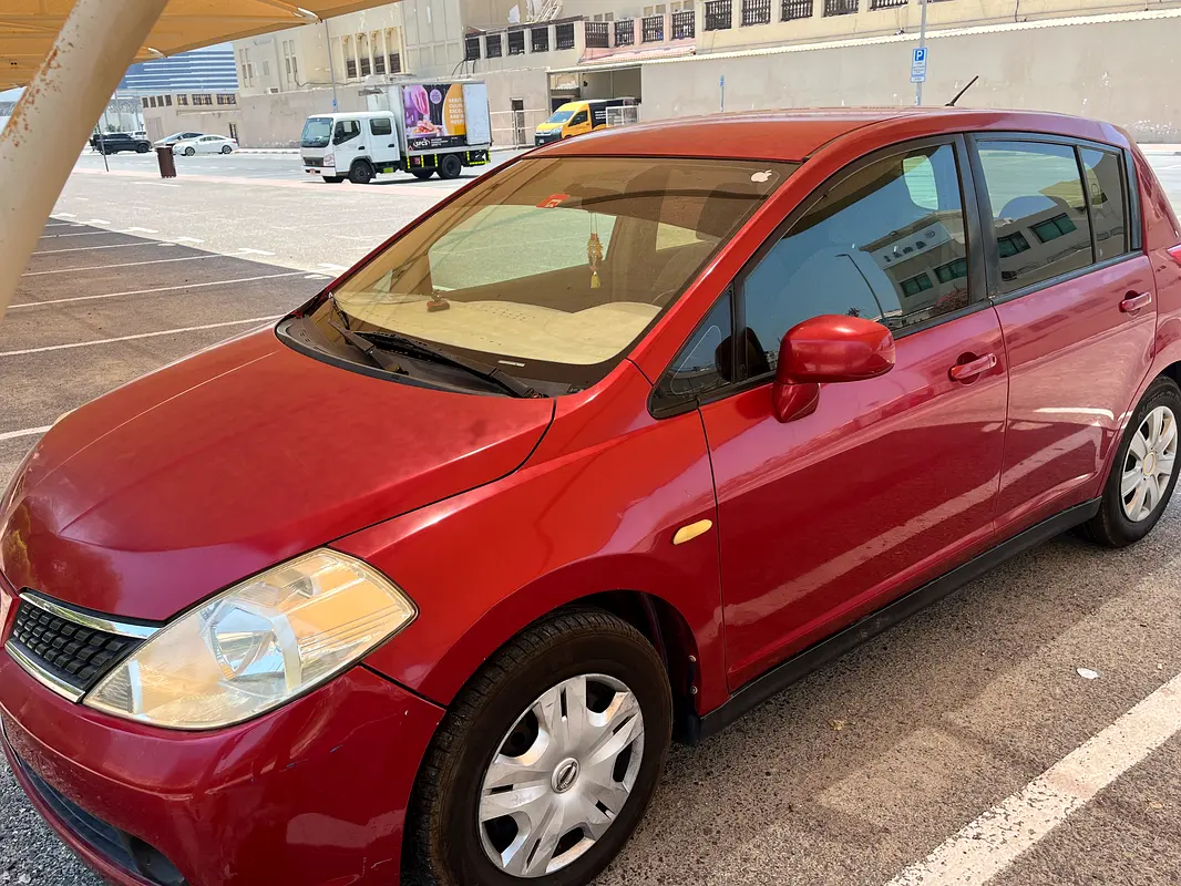Nissan Tiida 2008 — photo 1 of 5