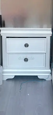 Bedroom 4 pieces: bed , side tables, chest of drawers