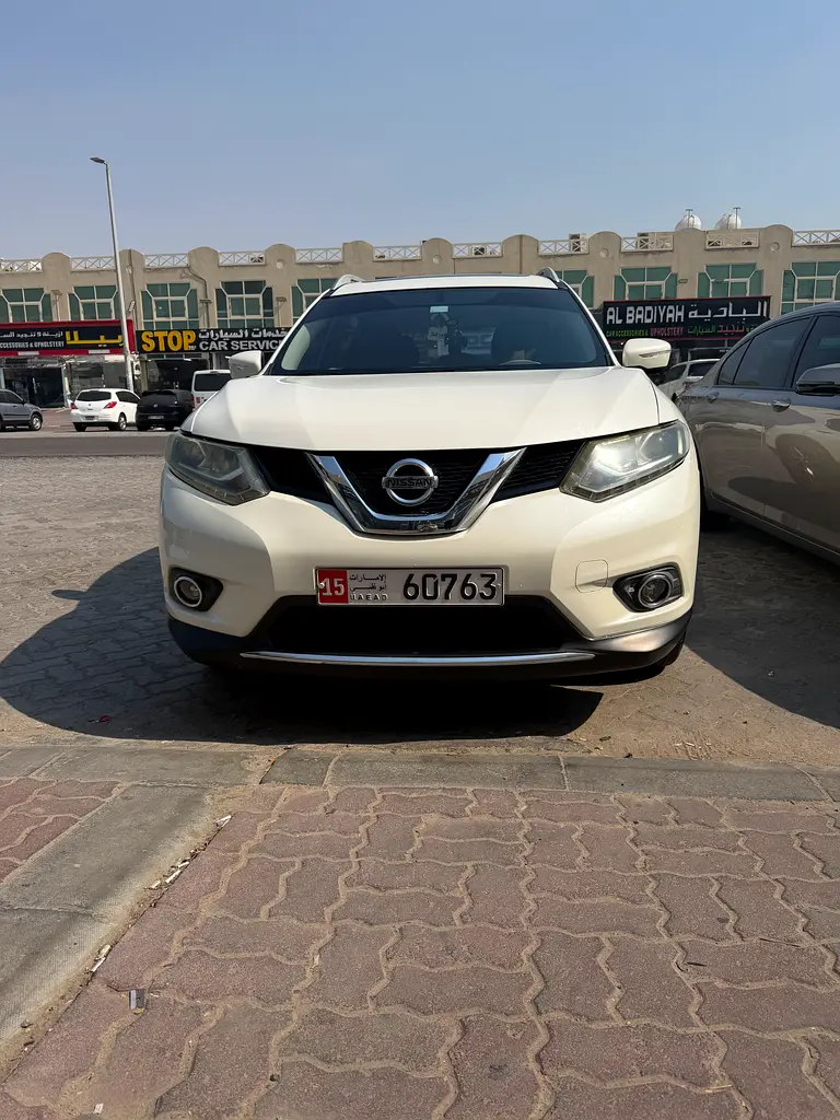 Nissan X-Trail 2015 — photo 1 of 17