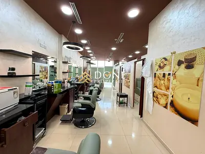Luxury shop Very prime location business center ready to move only jest 70k