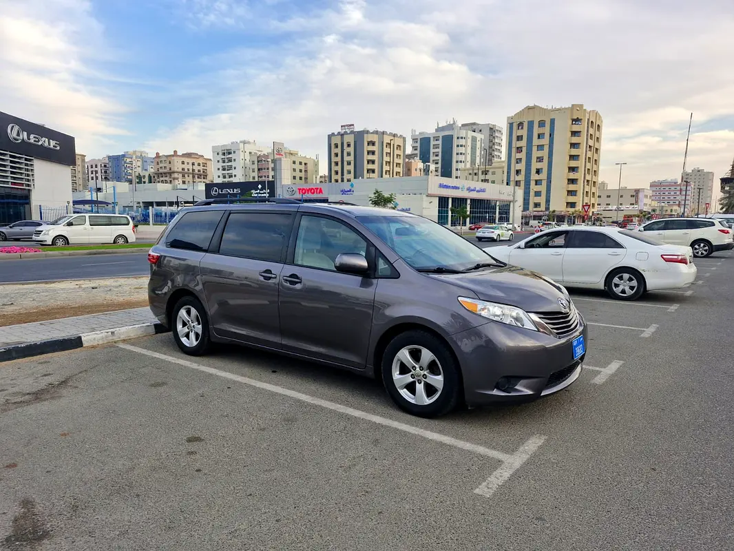 Toyota Sienna 2017 — photo 1 of 8