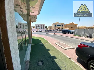 محل تجاري حيوي بمساحة كبيرة وميزانين للإيجار السنوي - فرصة استثمارية ذهبية في الجرف 3 (قرب السوق الصيني)