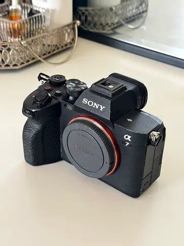 Sony A7 IV Full-Frame Mirrorless Camera – Excellent Condition | Battery and Charger Included