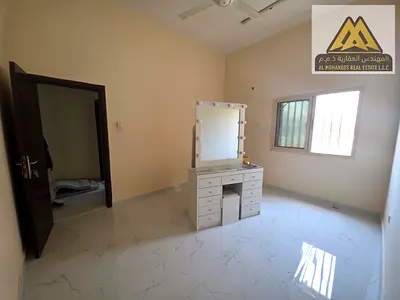 للإيجار غرفة وصالة بالروضة 3، شارع الشيخ عمار، مساحة كبيرة، تكييف سبليت، قريب من الخدمات، 25 ألف سنويًا.