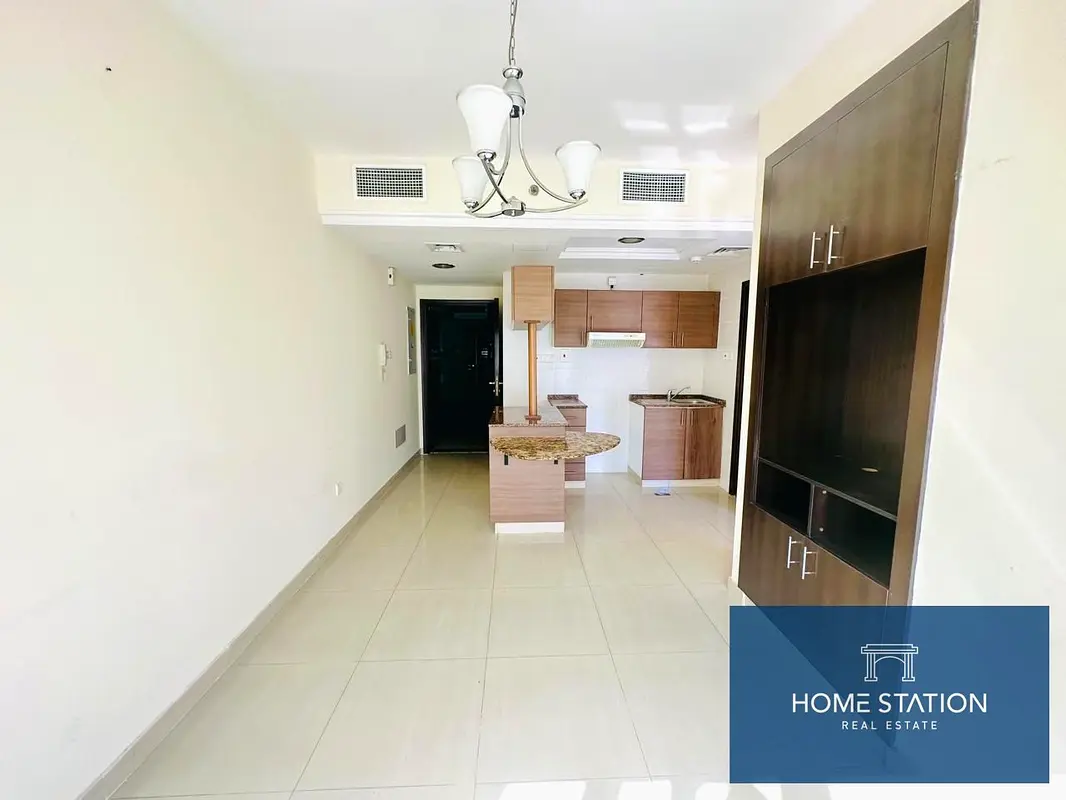 STUDIO WITH BALCONY | 4 CHEQUS YEARLY | NEAR MOE