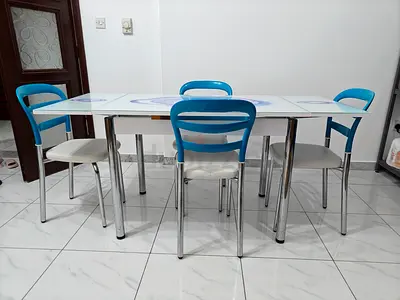 Expandable dining table for 4