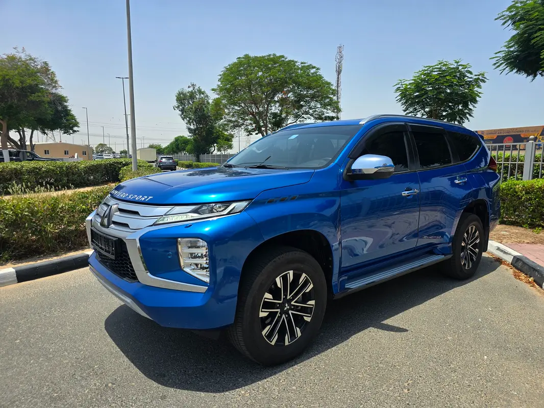 Mitsubishi Montero Sport 2023 — photo 1 of 19