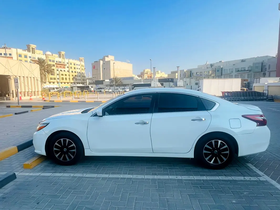Nissan Altima 2018 — photo 1 of 9