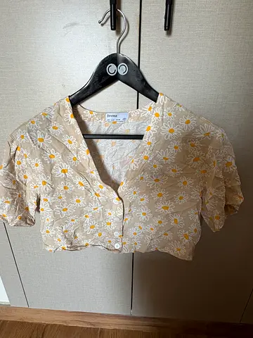 Lightweight floral crop top
