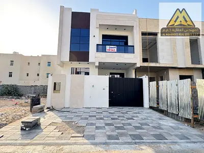 أول ساكن تاون هاوس مكون من 3 طوابق ورووف 5 غرف نوم ماستر مجلس واسع صالة معيشة مطبخ تشطيبات حديثة جاهز للسكن