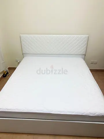 White king Bed with Quilted Headboard - very good Condition