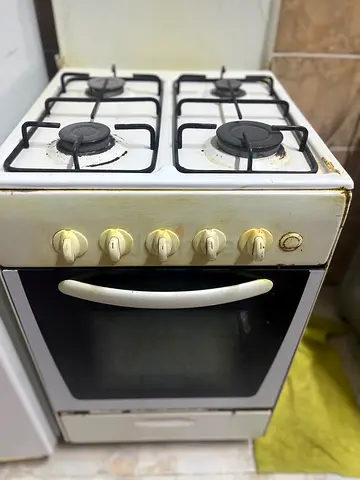 Free standing gas cooker with 4 burners and oven