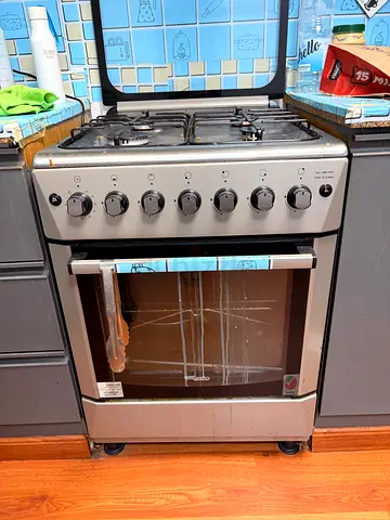 Used freestanding gas oven with 4 burners - working condition